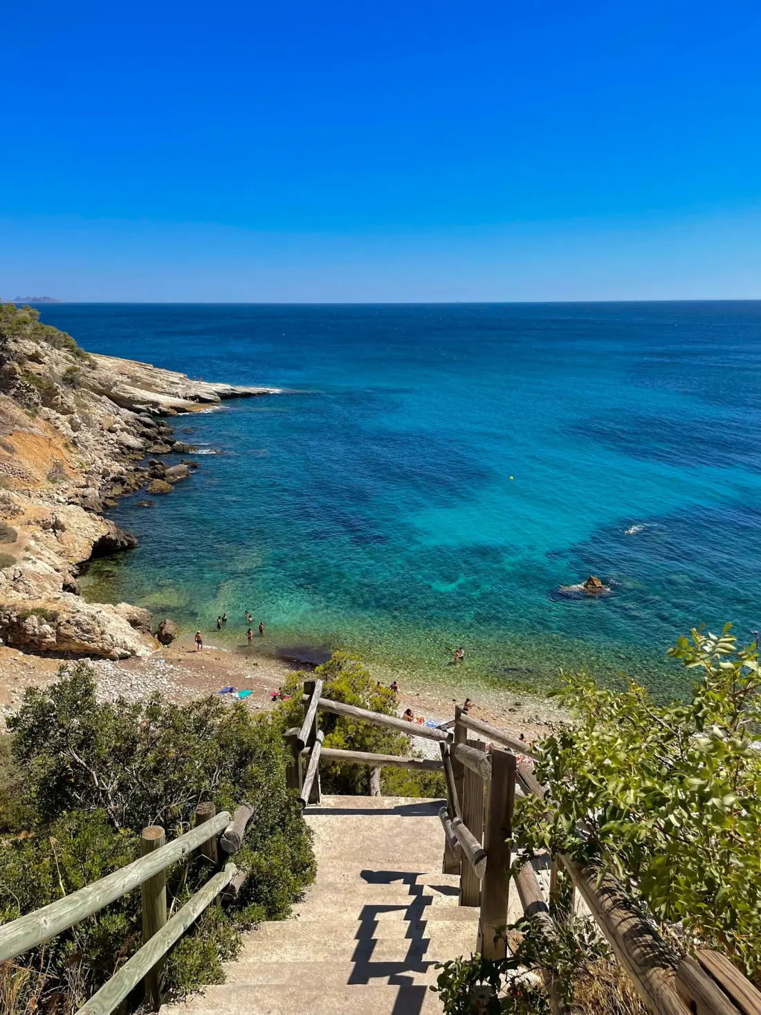 Saint-Aygulf à Fréjus, crique et pinède au bord de la Méditerranée, location saisonnière