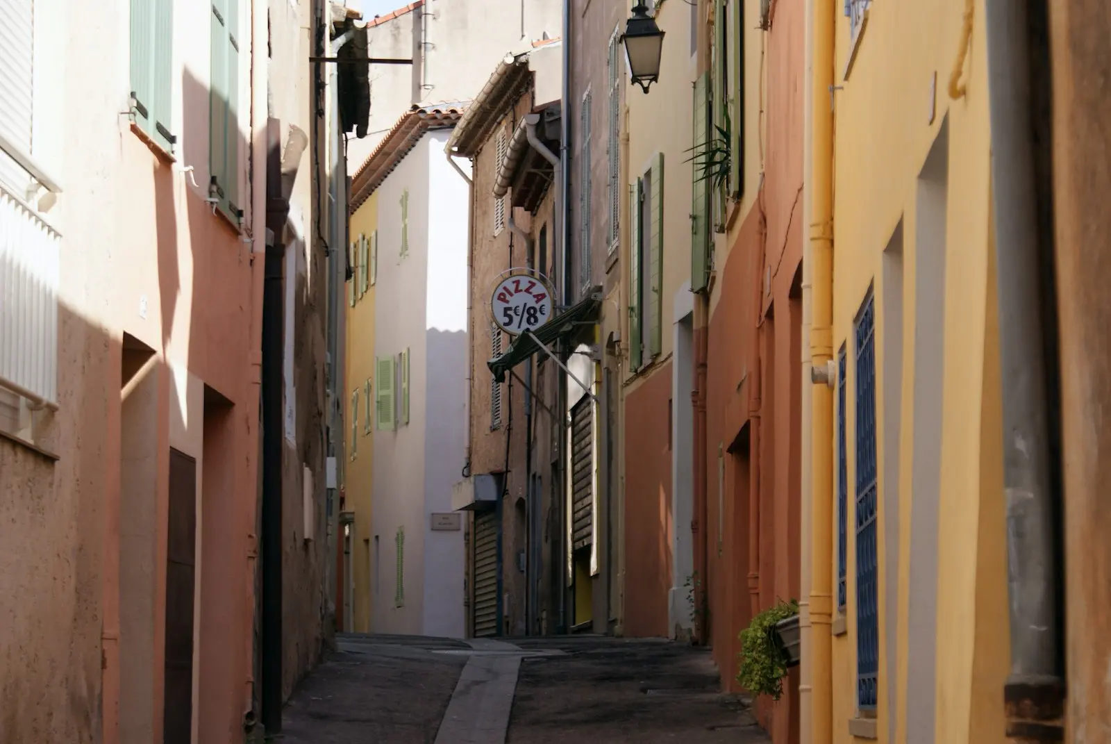 Centre historique de Fréjus, ruelle de la vieille ville près de la cathédrale, location saisonnière